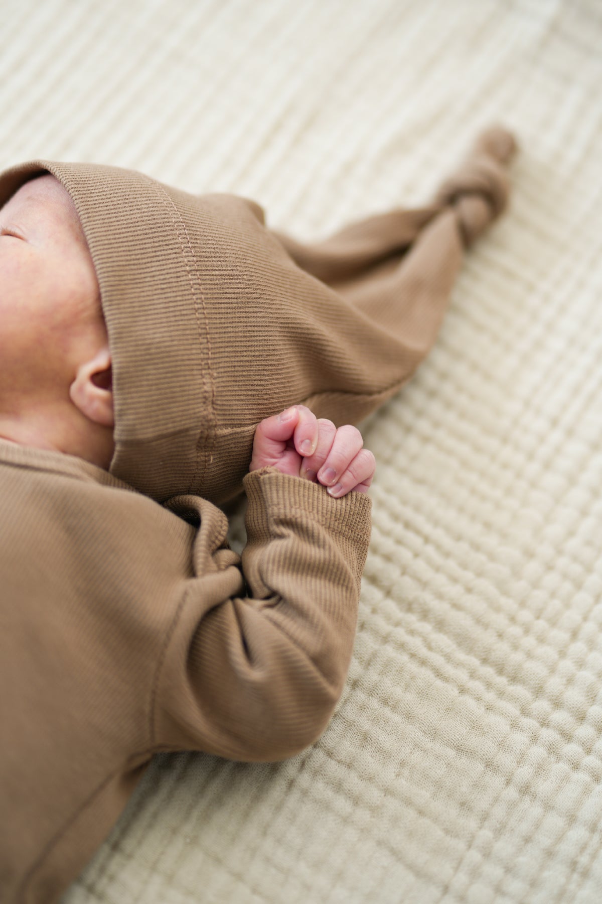 Minuche Fitilli ve Alttan Bağlamalı Bebek Body ve Bere Takım %100 Pamuk - Kolay Alt Açma Tasarımı