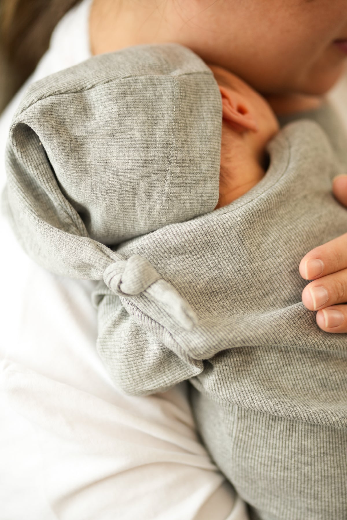 Minuche Fitilli ve Alttan Bağlamalı Bebek Body ve Bere Takım %100 Pamuk - Kolay Alt Açma Tasarımı