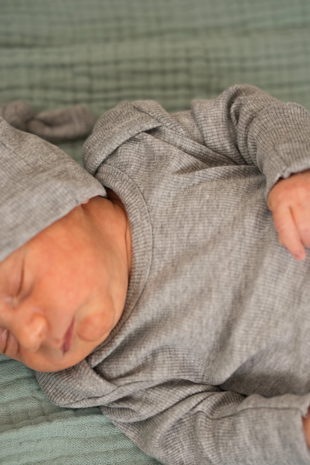 Minuche Fitilli ve Alttan Bağlamalı Bebek Body ve Bere Takım %100 Pamuk - Kolay Alt Açma Tasarımı