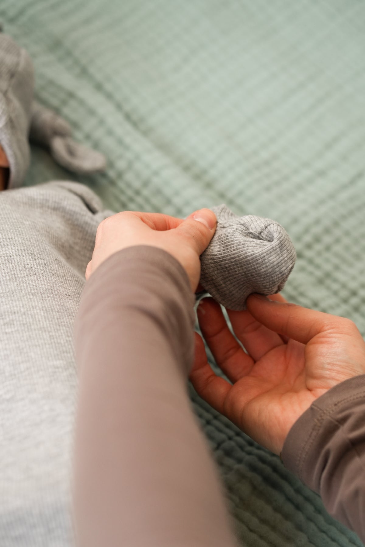 Minuche Fitilli ve Alttan Bağlamalı Bebek Body ve Bere Takım %100 Pamuk - Kolay Alt Açma Tasarımı