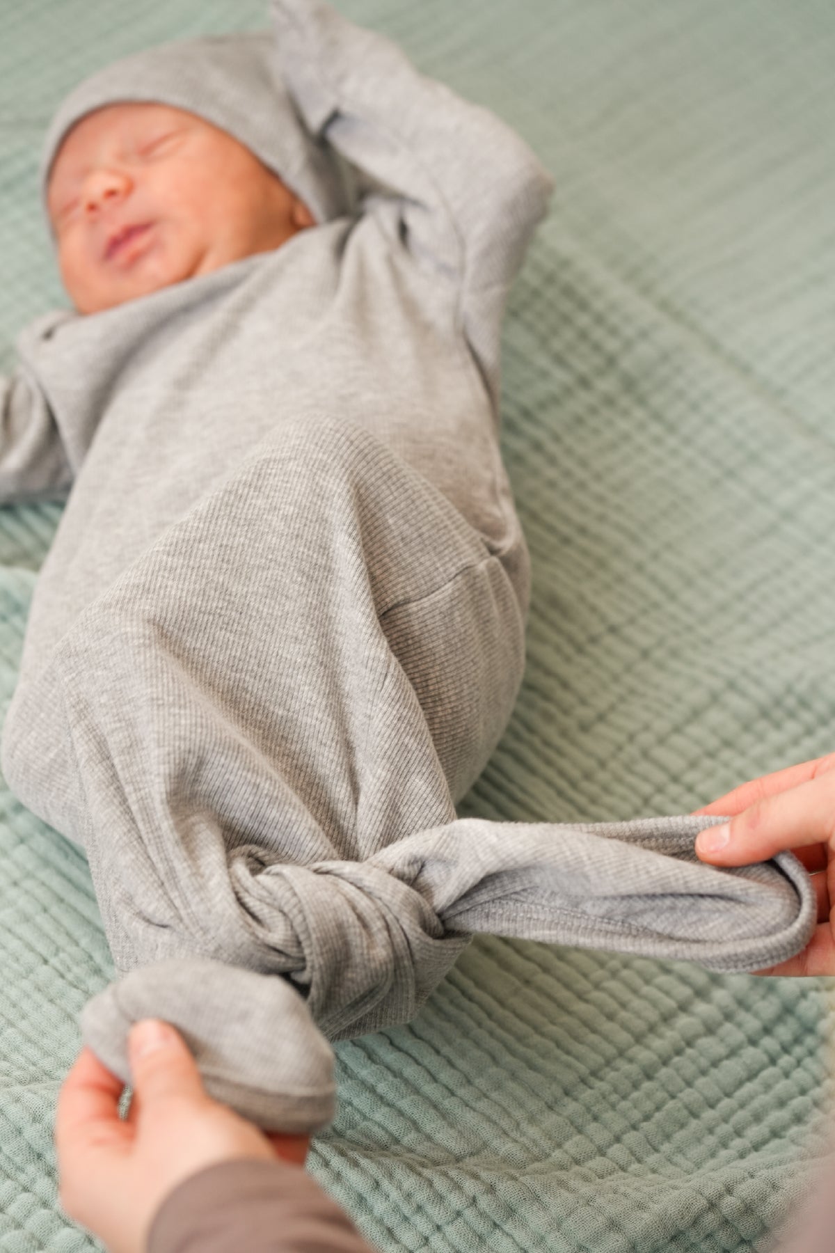 Minuche Fitilli ve Alttan Bağlamalı Bebek Body ve Bere Takım %100 Pamuk - Kolay Alt Açma Tasarımı