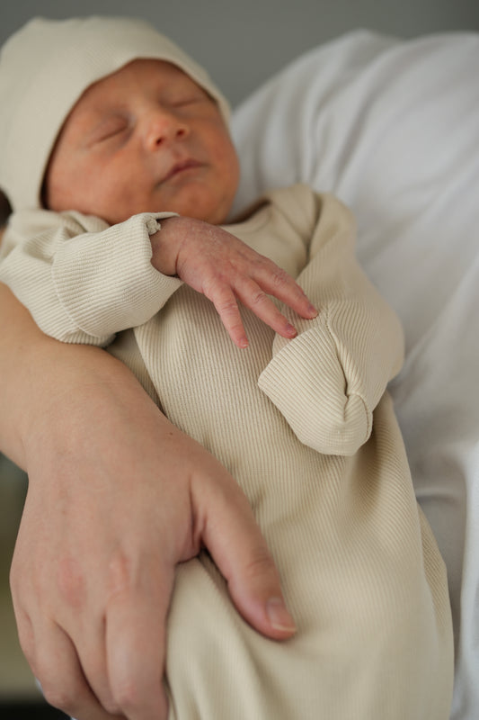 Minuche Fitilli ve Alttan Bağlamalı Bebek Body ve Bere Takım %100 Pamuk - Kolay Alt Açma Tasarımı