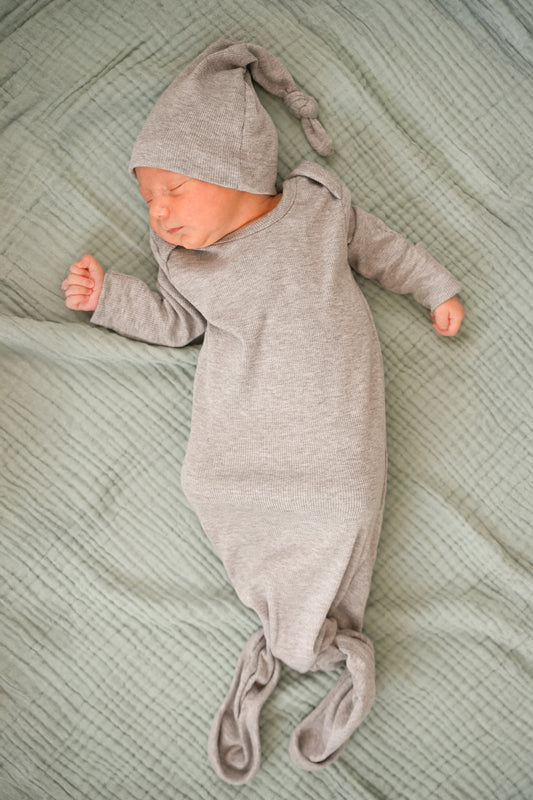 Minuche Fitilli ve Alttan Bağlamalı Bebek Body ve Bere Takım %100 Pamuk - Kolay Alt Açma Tasarımı